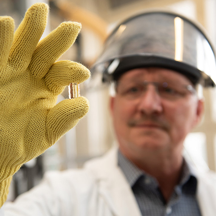 Kontrolle der Farbtreue einer Krone aus VITA Presskeramik auf dem Modell, Link zu Bericht