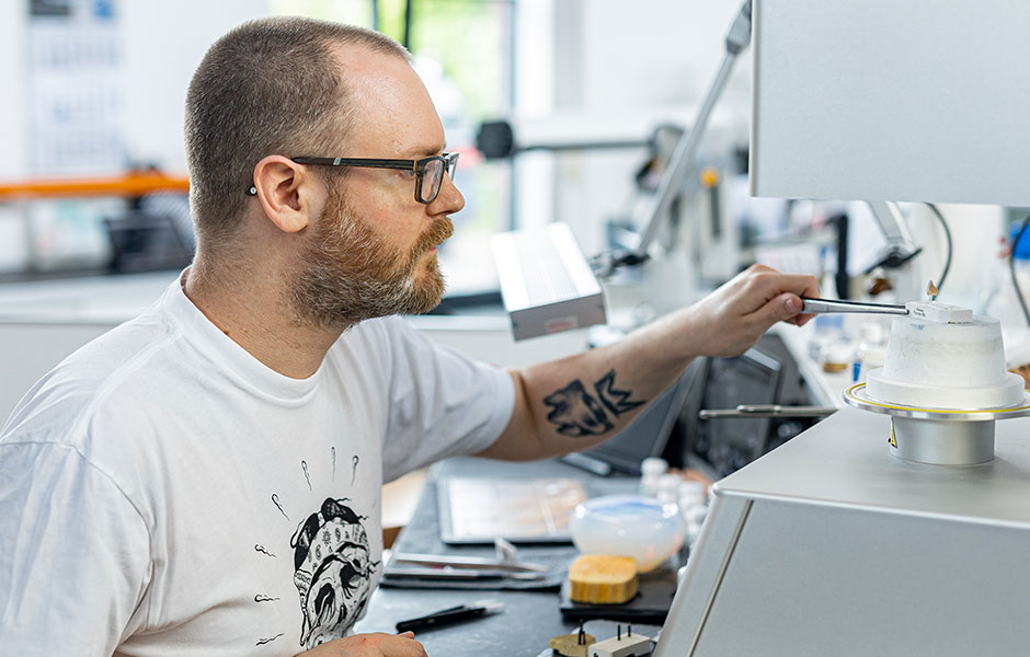 Stephan Juckel, ma&icirc;tre proth&eacute;siste dentaire, pr&egrave;s du four de press&eacute;e