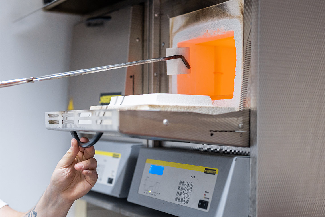 Il cilindro con la ceramica pressabile viene prelevato dal forno