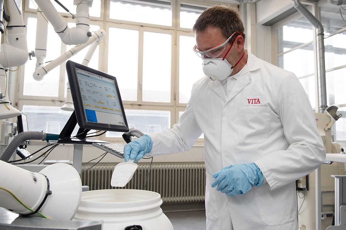 Mati&egrave;re premi&egrave;re destin&eacute;e &agrave; une c&eacute;ramique press&eacute;e fid&egrave;le aux couleurs, pes&eacute;e par un collaborateur VITA