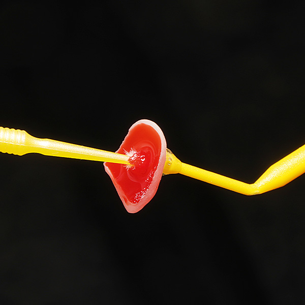 Le conditionnement &agrave; l'acide fluorhydrique permet d'obtenir une surface de micro-r&eacute;tention.