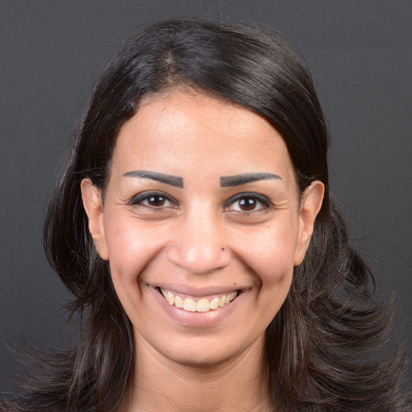 Ein frontales Foto der l&auml;chelnden Patientin wurde mit dem Tablet aufgenommen.