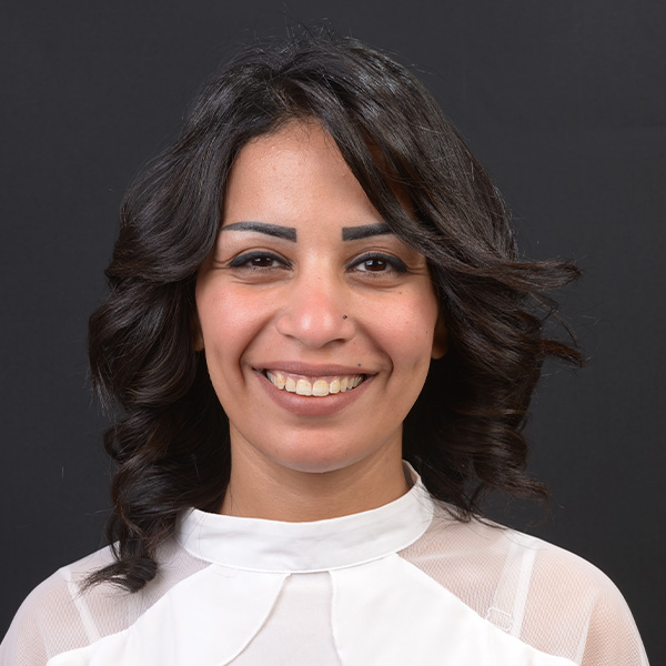 La situaci&oacute;n de partida con sonrisa gingival e incisivos cortos en la zona est&eacute;tica.