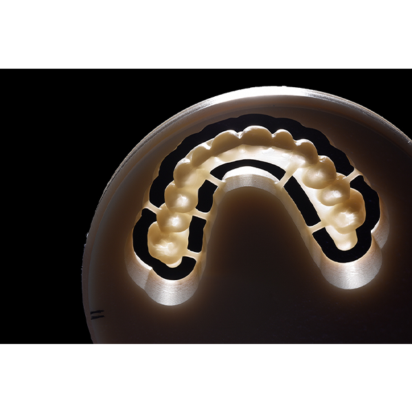 Aus der VITA VIONIC DENT DISC multiColor l&auml;sst sich das Zahnmaterial hauch d&uuml;nn herausschleifen.