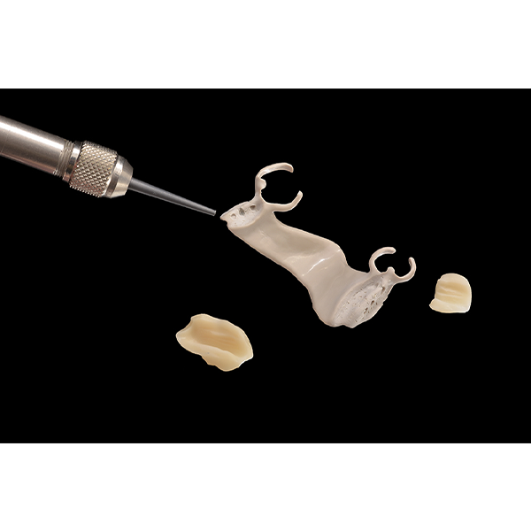 Die Konditionierung der Klebeﬂ&auml;chen durch Sandstrahlen mit 50 &mu;m Aluminiumoxid.