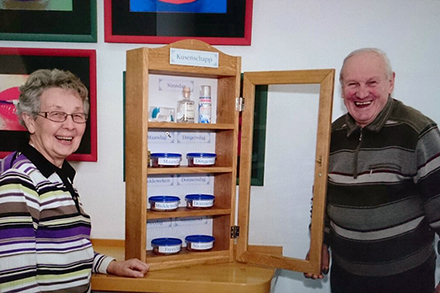 Vitrinenschränkchen mit sieben Prothesen Vitrinenschränkchen mit sieben Prothesen